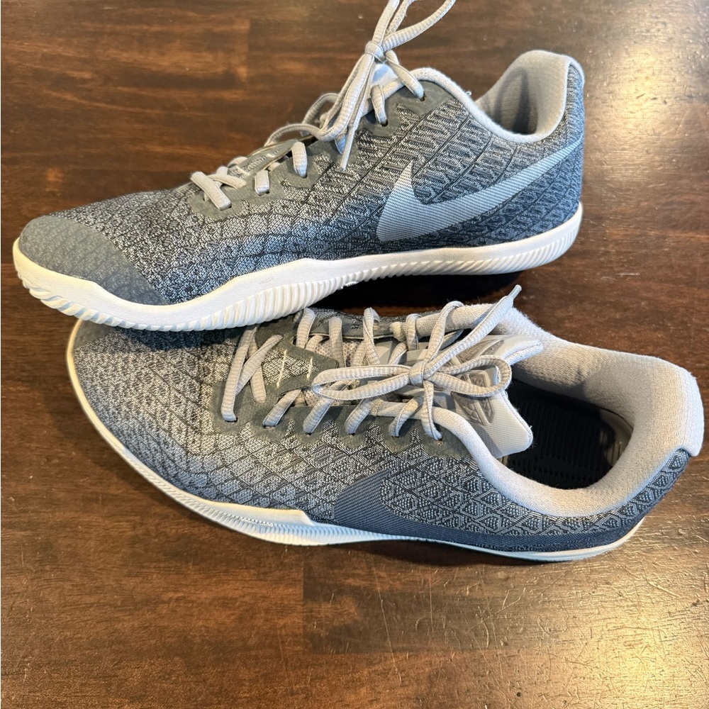 Nike Men's Grey and White Athletic Shoes